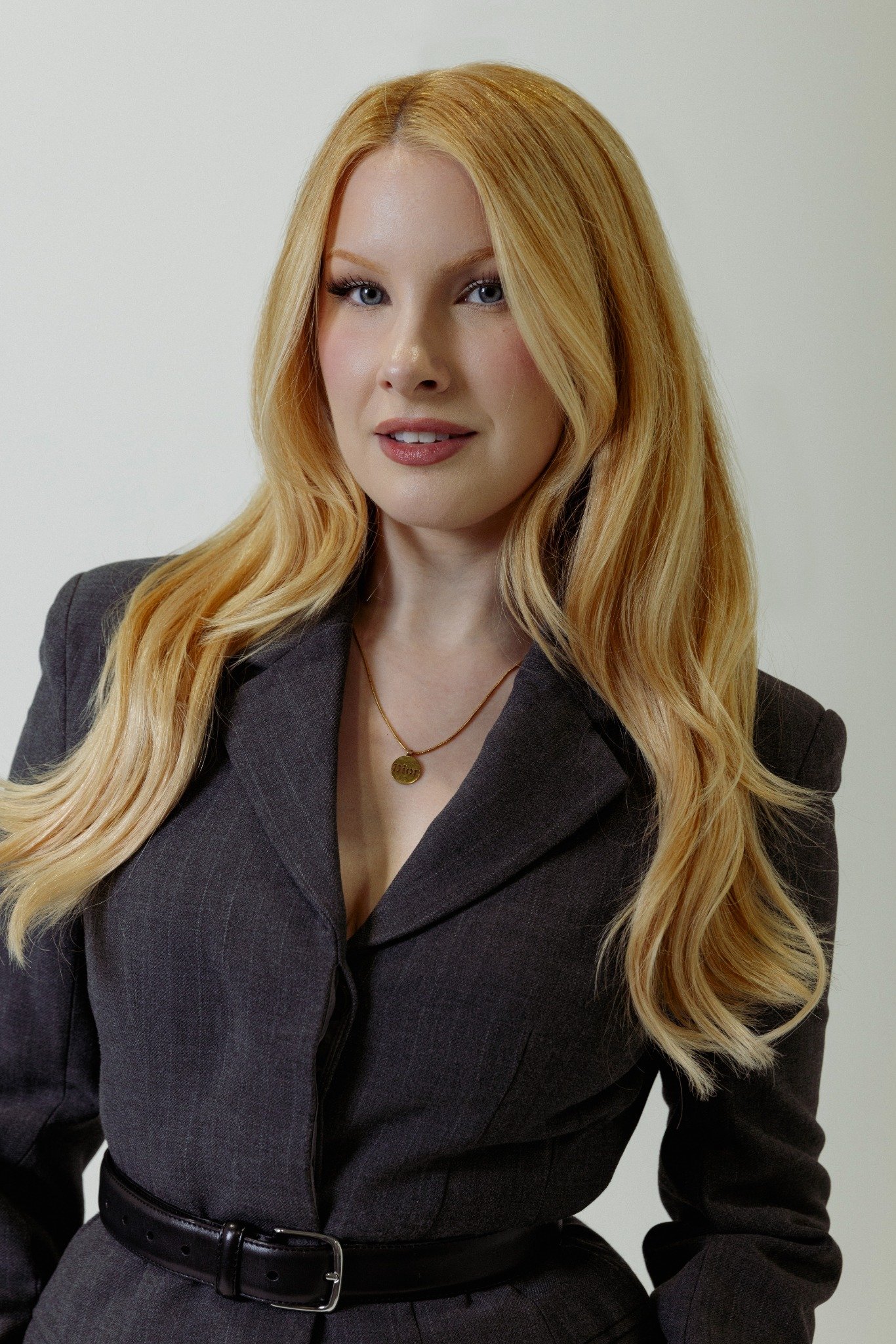 WOMAN WITH RED HAIR AND BLACK BLZER